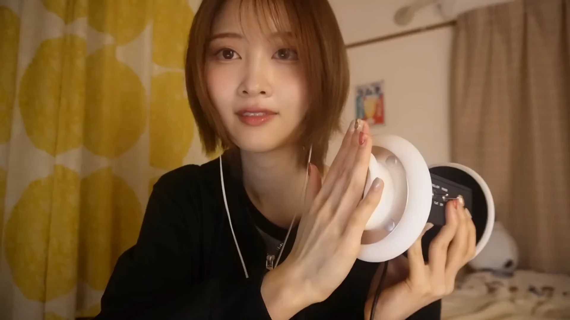 Runa ASMR【るな氏】：【ASMR】一边展示耳洞……一边用手指掏耳朵【零距离低语】
