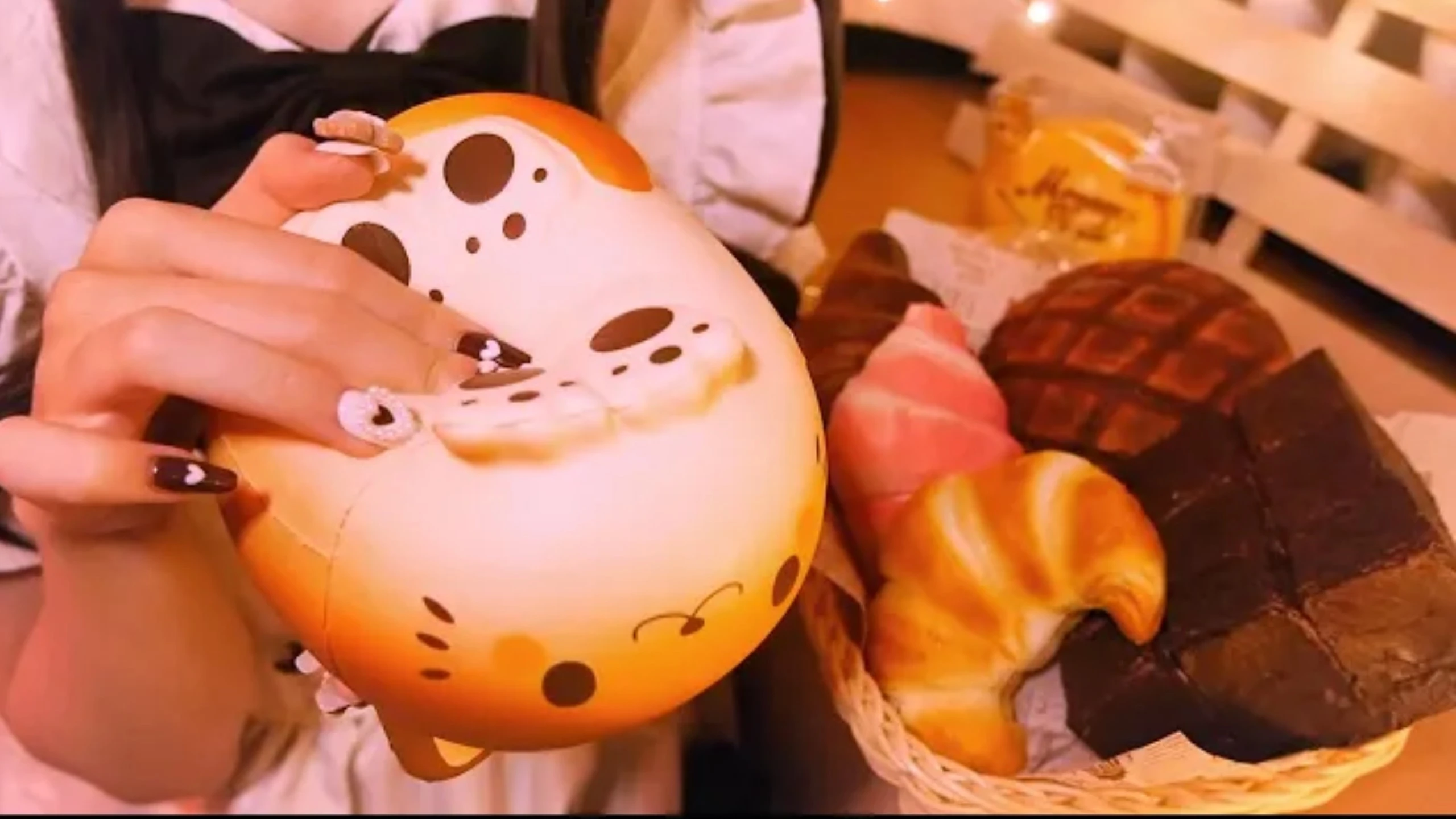 Otomaki ASMR：[ASMR/无语] Q弹挤压面包治愈声音！[敲击┃捏┃粘贴]