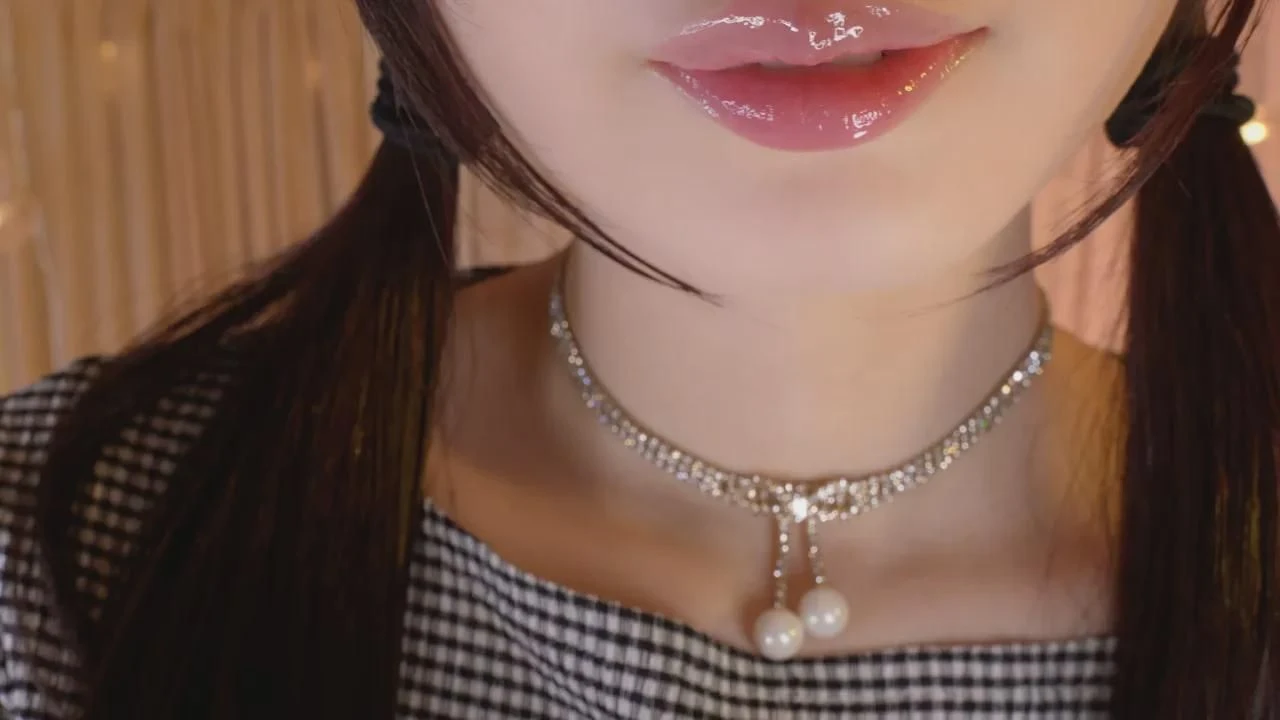 ASMR Cham：轻轻抚摸背部并轻声细语😴 近景轻声细语