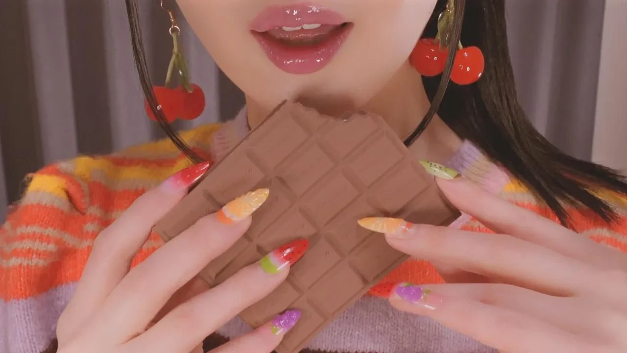 ASMR Cham：假食品食用🍫🍓（巧克力、草莓、饼干）