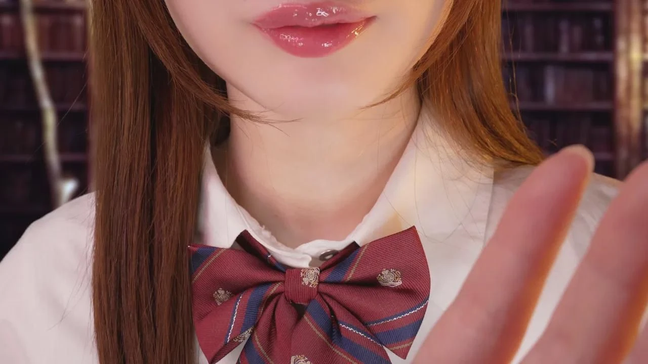 ASMR Cham：图书馆里的 ASMR 轻声低语 📖（特写轻声细语）