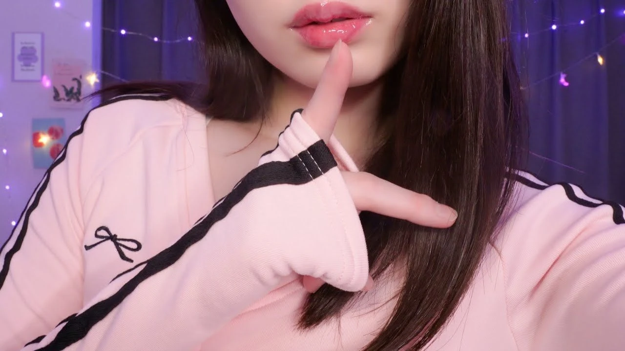 ASMR Cham：侵犯个人空间-亲密耳语和耳朵清洁