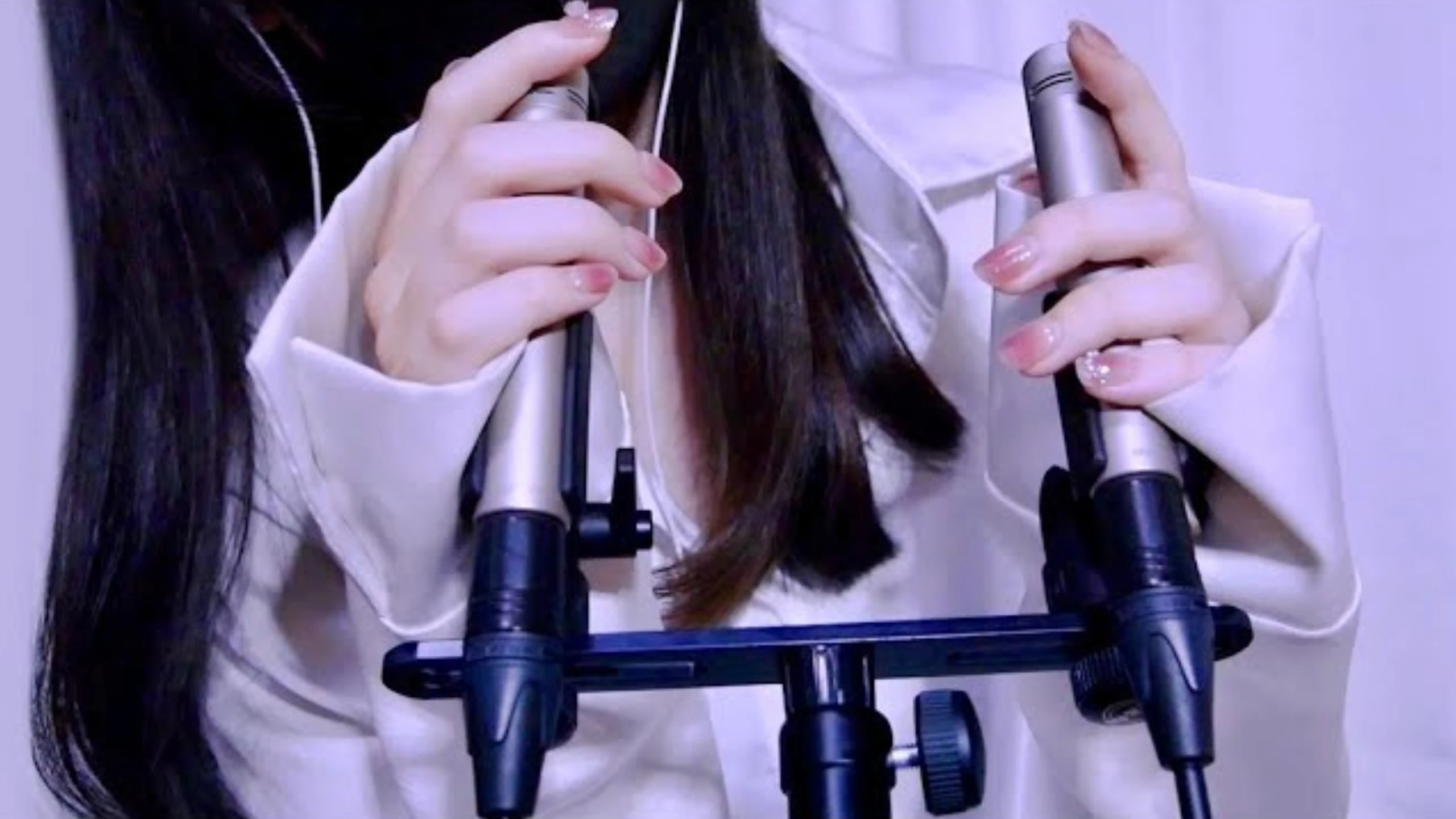 Otomaki ASMR：【ASMR】零距离耳语拟声词（带手部动作）